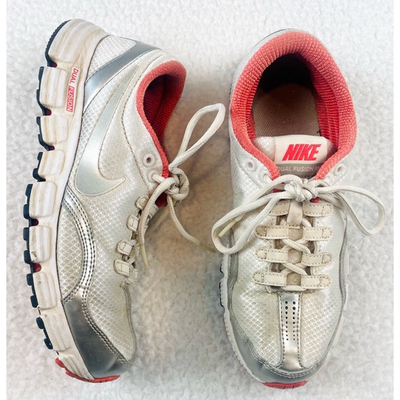 (VTG) NIKE • Y2K White/Silver/Salmon Dual Fusion Athletic Runners - Picture 6 of 16